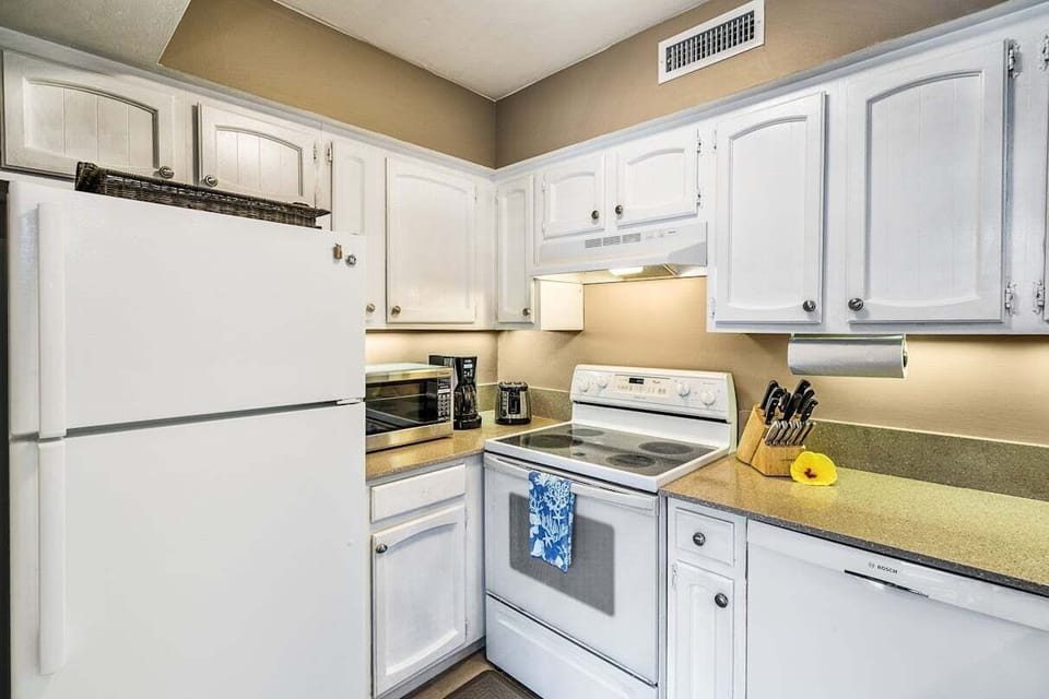 Condo, 1 King Bed with Sofa bed, Lanai, Garden View (Casa de Emdeko 221) | Private kitchen | Dining tables