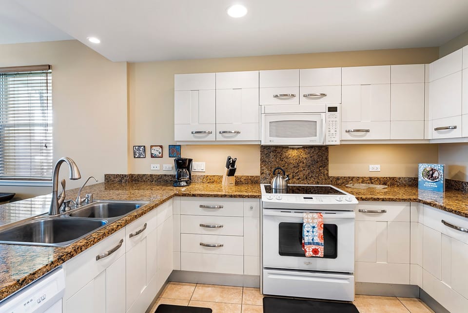 Townhome, Multiple Beds, Lanai, Ocean View (Na Hale O Keauhou E6) | Private kitchen | Dining table