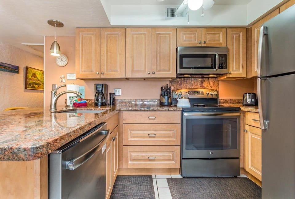 Condo, 1 King Bed, Lanai, Partial Ocean View (Casa de Emdeko 232) | Private kitchen | Dining tables