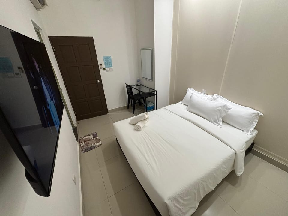 Room, 1 Queen Bed, Non Smoking | Desk, free WiFi