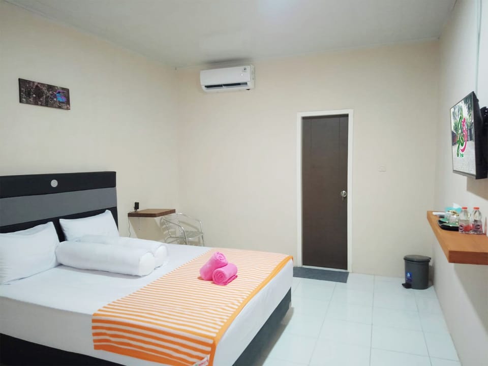 Standard Double Room, Balcony, Courtyard View | Desk, free WiFi