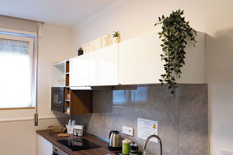 Mini-fridge, espresso maker, coffee/tea maker, electric kettle