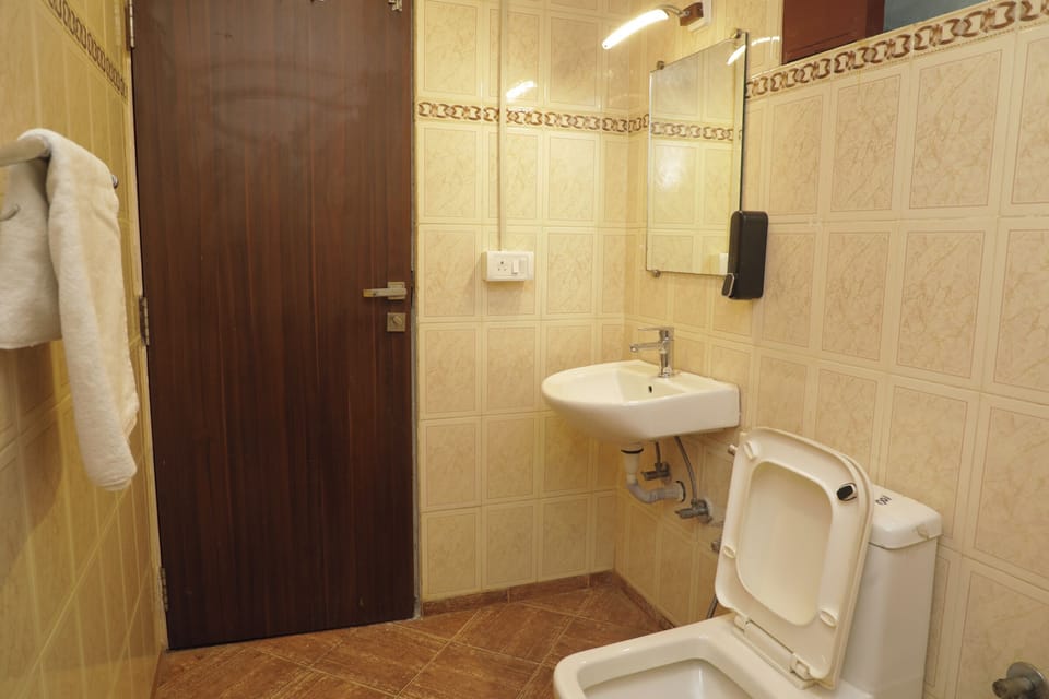 Deluxe Room | Bathroom | Shower, free toiletries, towels, soap