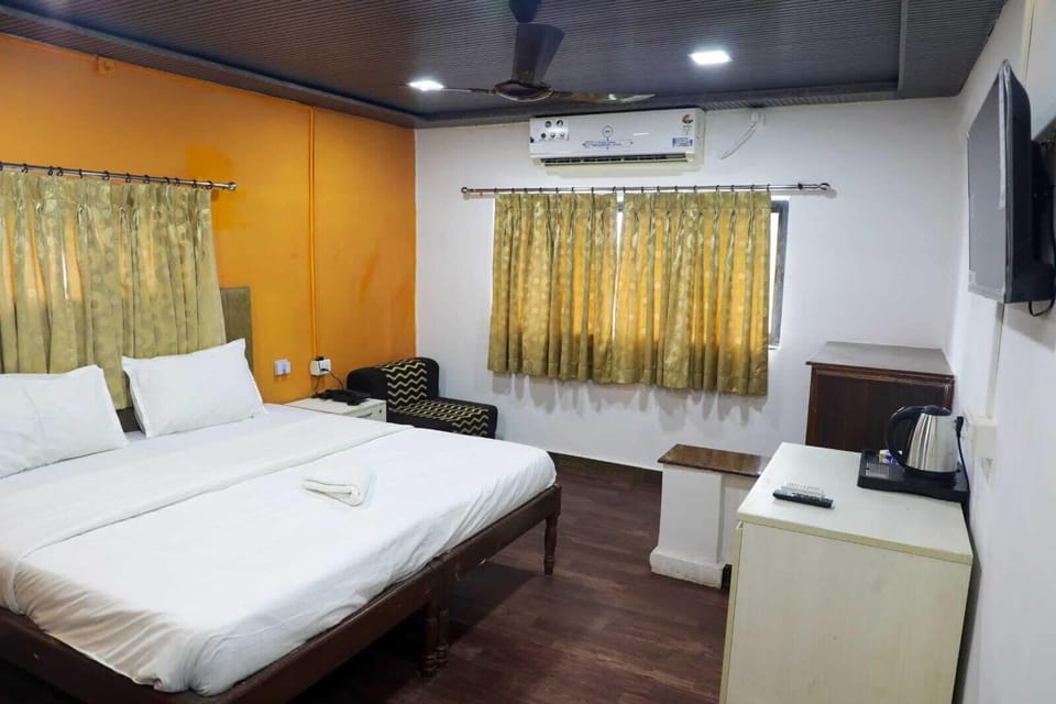Superior Deluxe Room | Desk, cribs (surcharge), WiFi (free), bed sheets