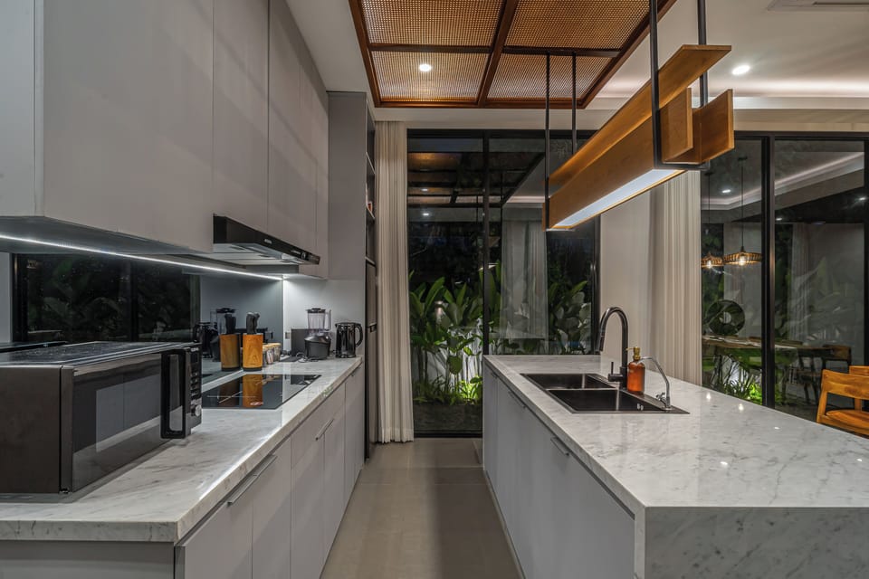 Fridge, microwave, stovetop, dishwasher
