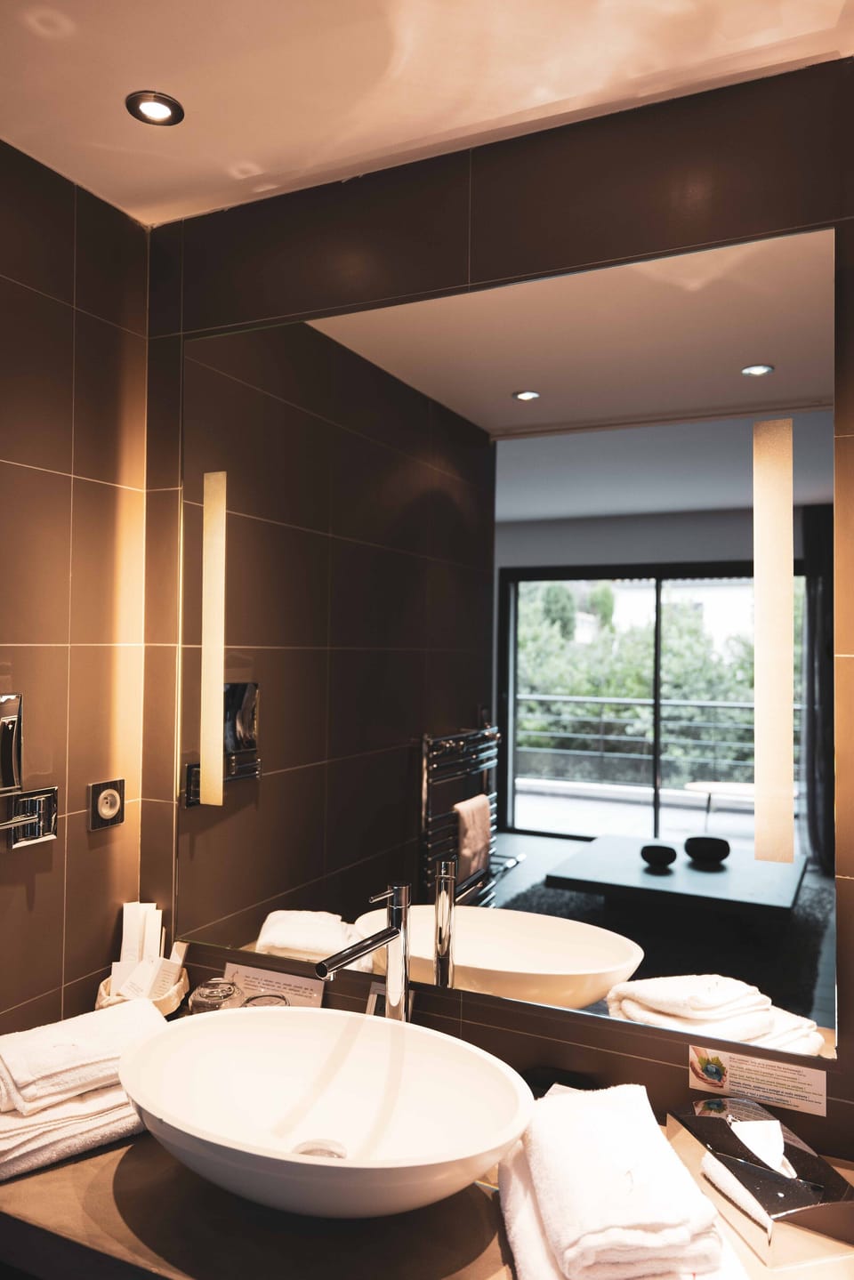 Junior Suite | Bathroom | Shower, free toiletries, hair dryer, bathrobes