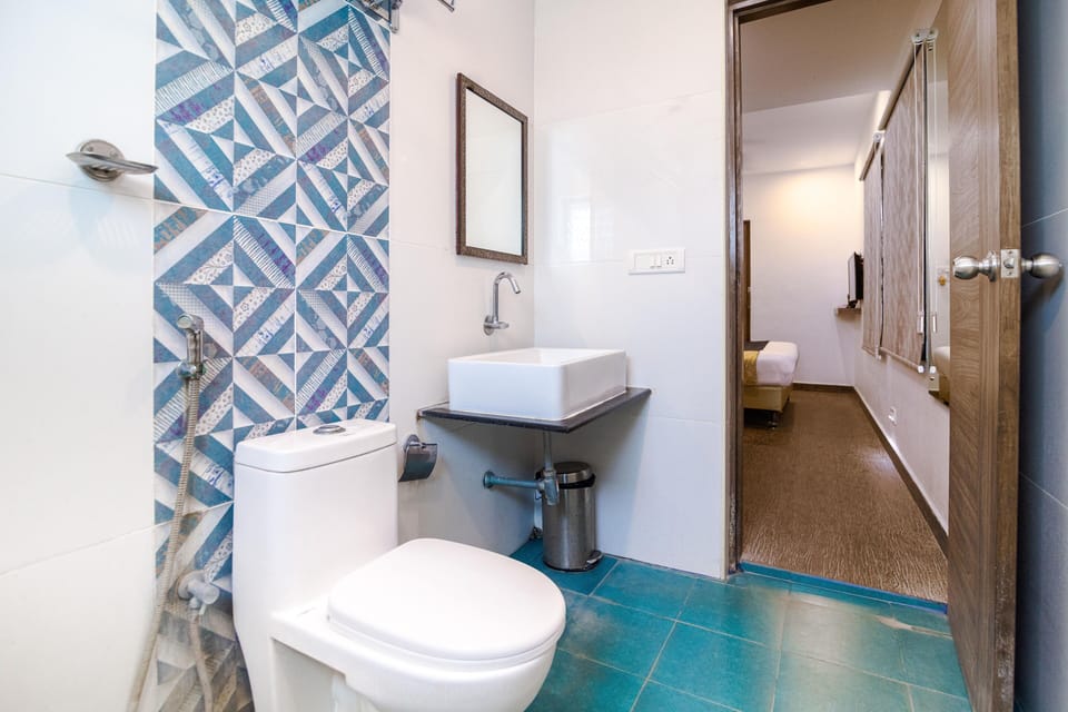 Standard Double Room | Bathroom | Shower, free toiletries, hair dryer, towels