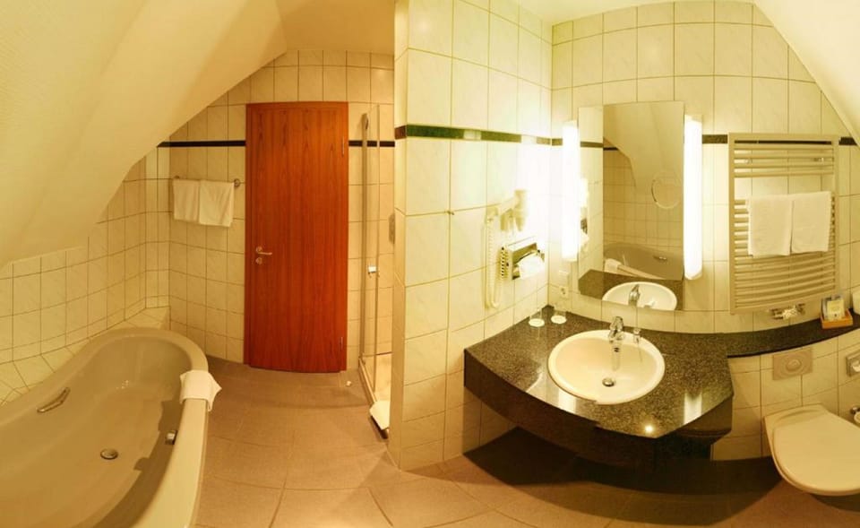 Panoramic Suite | Bathroom | Free toiletries, bathrobes, towels