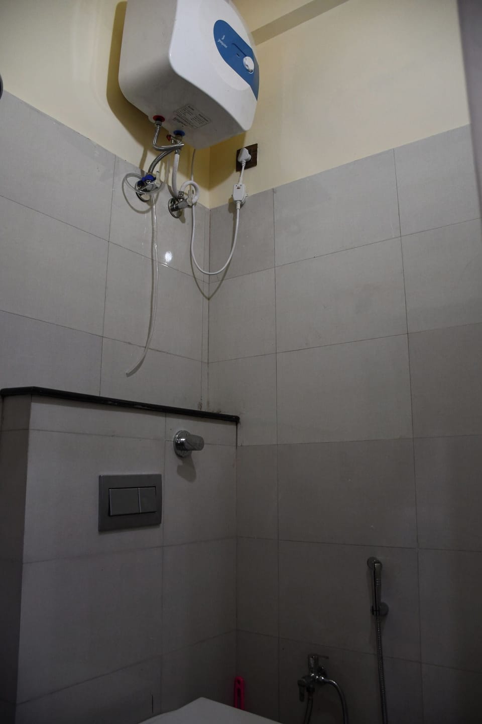Deluxe Double Room | Bathroom | Shower, free toiletries, towels, toilet paper