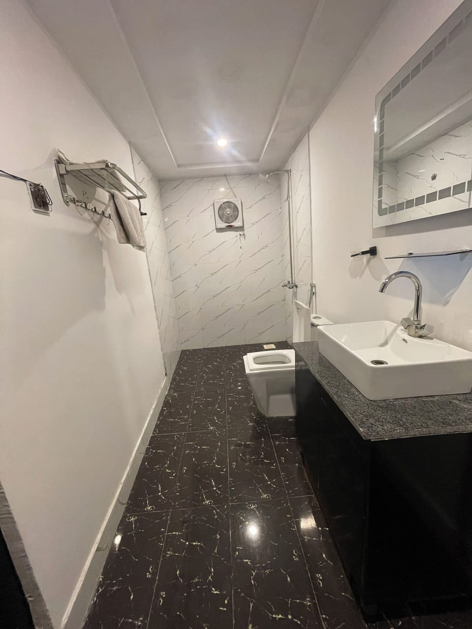 Deluxe Room | Bathroom | Shower, towels, soap, shampoo
