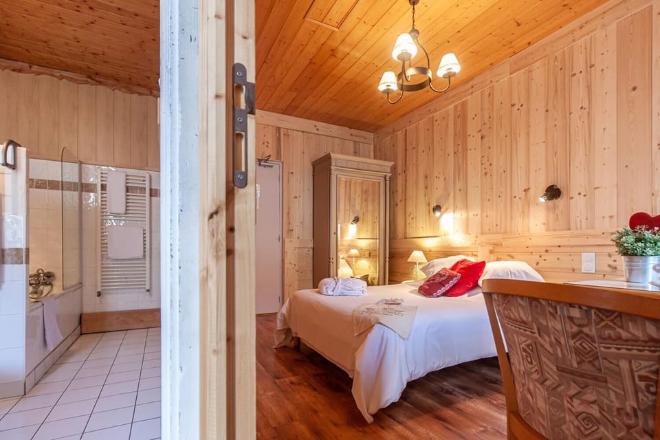 Comfort Double Room, Mountain View | In-room safe, desk, laptop workspace, WiFi (free)