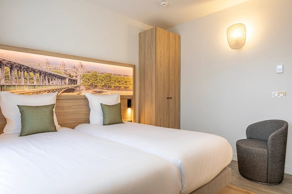 Chambre Élégance Twin | Premium bedding, desk, laptop workspace, free WiFi