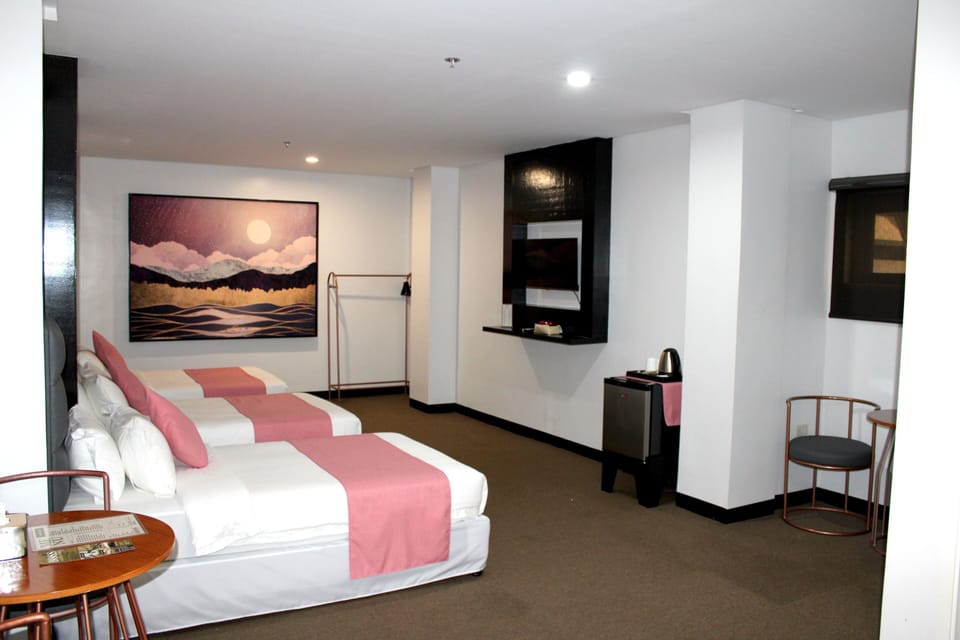 Family Room | Minibar, desk, free WiFi, bed sheets