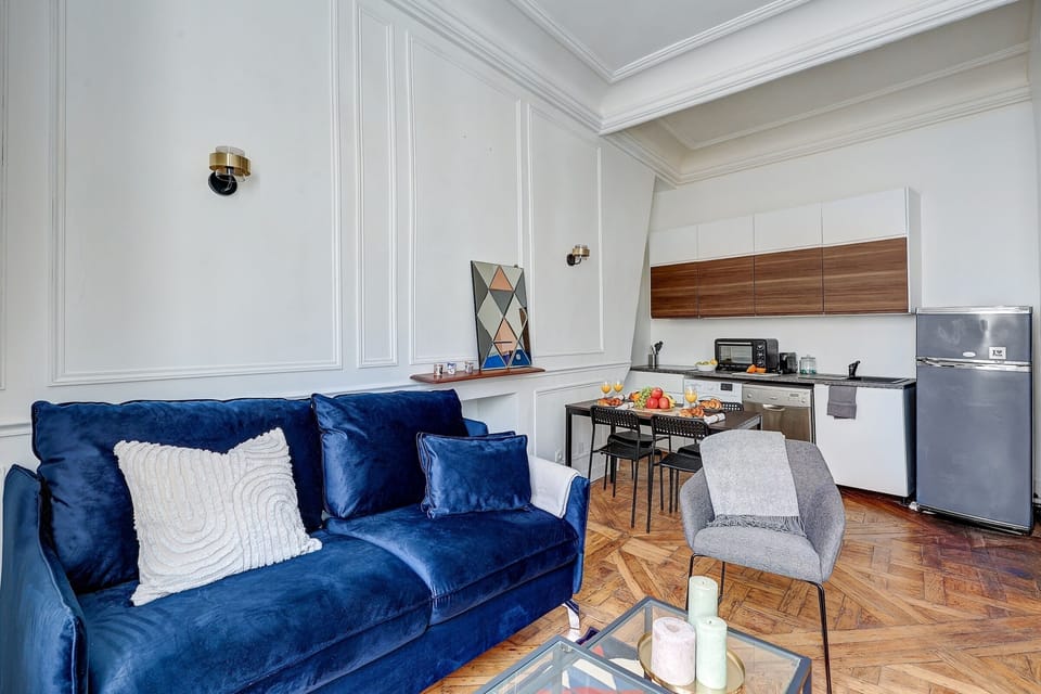 City Apartment, 1 Double Bed with Sofa bed, Non Smoking, Courtyard View | Living area | 40-inch Smart TV with satellite channels