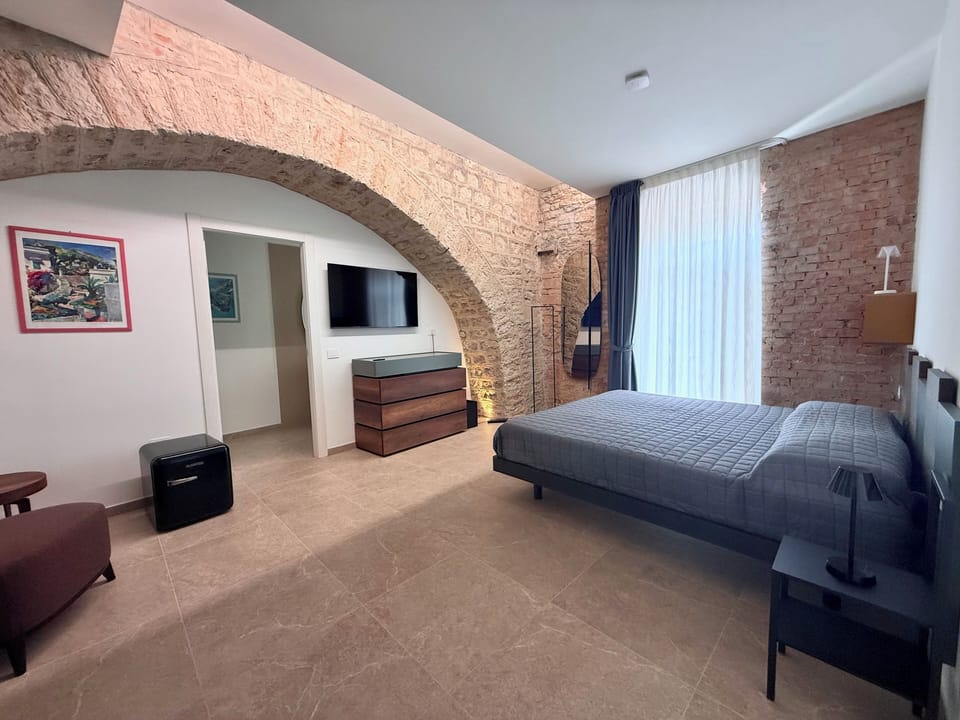 Room | Desk, blackout drapes, iron/ironing board, free WiFi