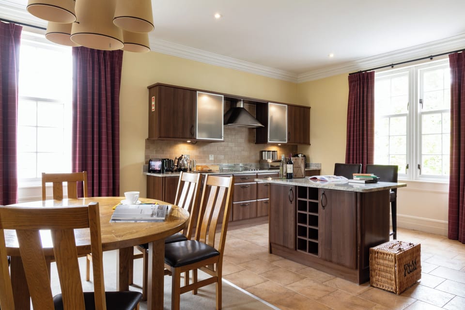 Standard Apartment | Private kitchen | Full-size fridge, microwave, oven, stovetop