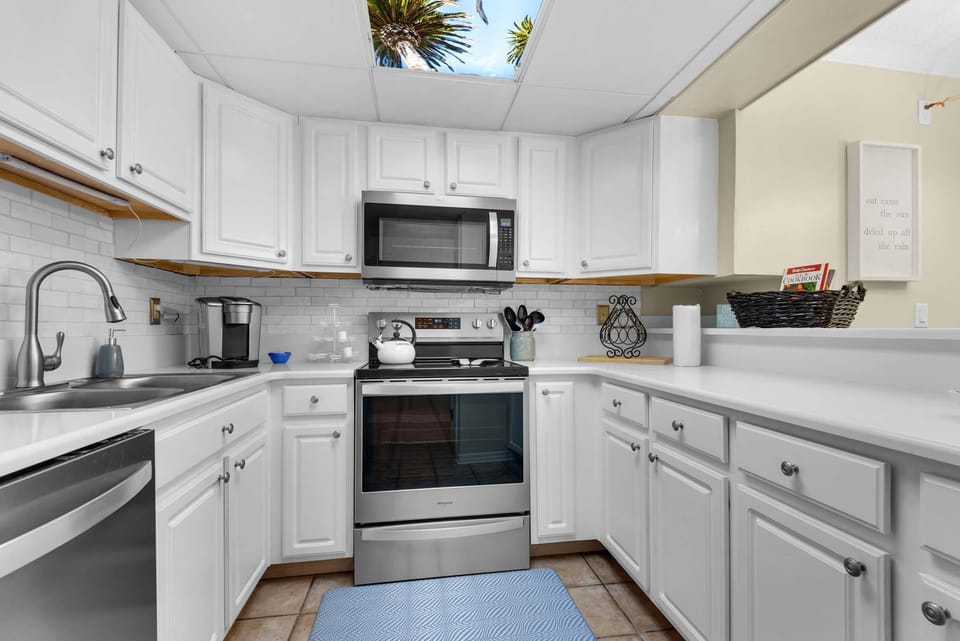 Condo, 1 King Bed with Sofa bed (Sand Dollar W-101) | Private kitchen | Oven, toaster
