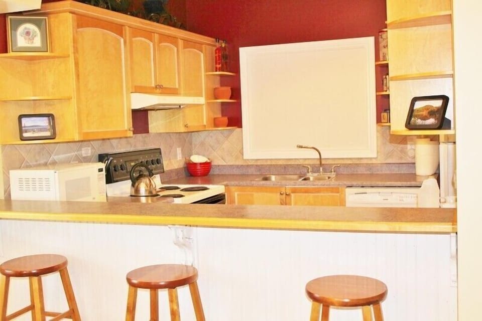 Suite, 2 Bedrooms | Private kitchen | Coffee/tea maker