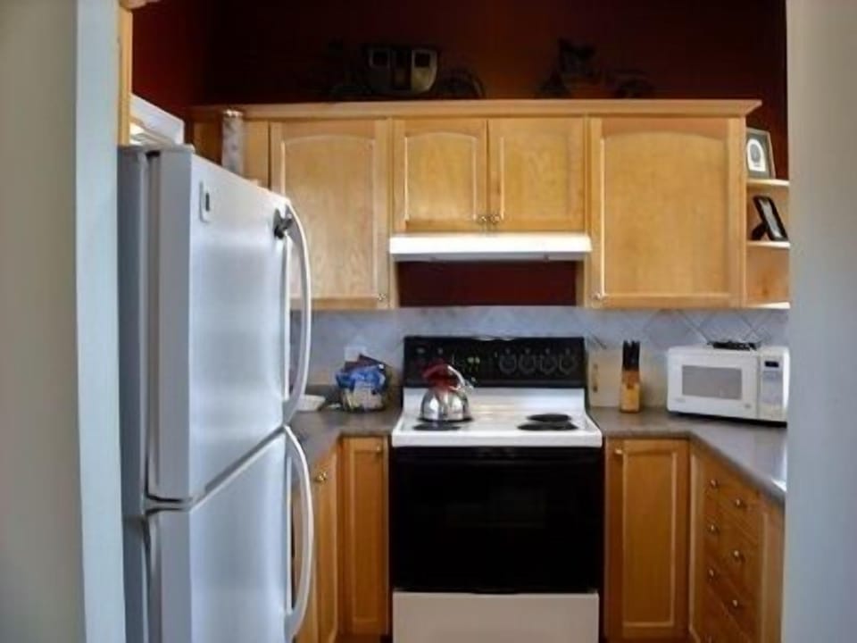 Suite, 1 Bedroom | Private kitchen | Coffee/tea maker
