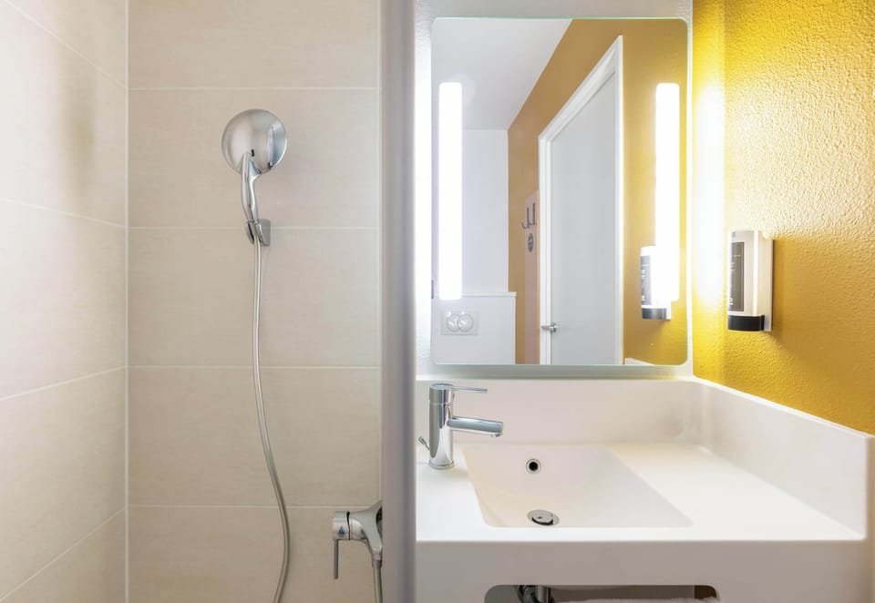 Shower, towels
