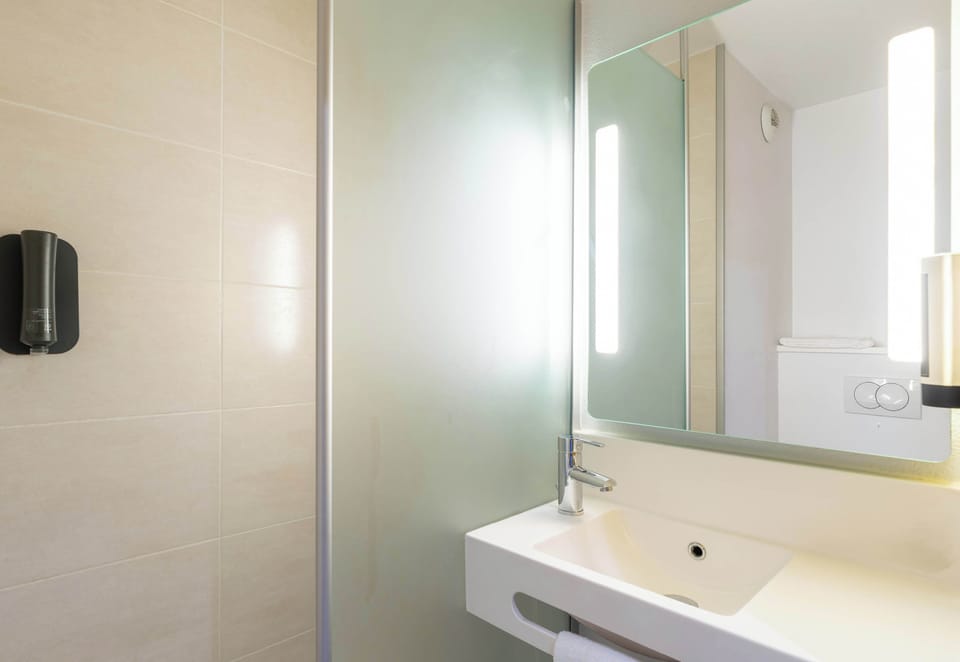 Shower, towels