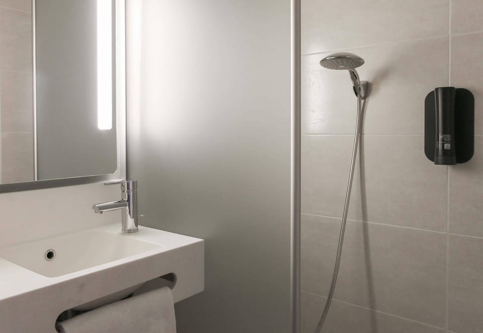 Shower, towels