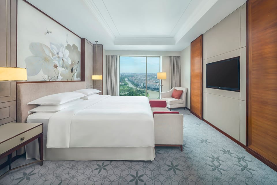 Club Suite, 1 King Bed | Premium bedding, in-room safe, desk, blackout drapes