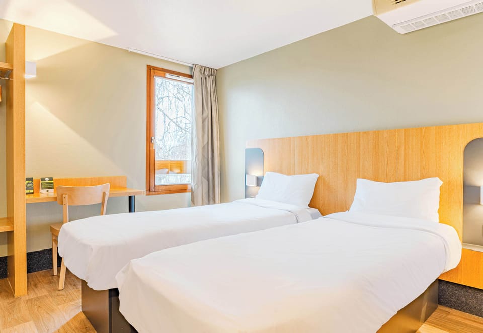 Premium bedding, desk, soundproofing, free cribs/infant beds