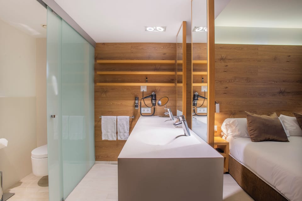 Deluxe Room | Bathroom | Shower, free toiletries, hair dryer, bathrobes