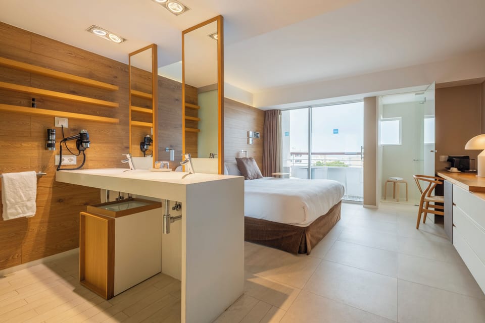 Superior Room | Bathroom | Shower, free toiletries, hair dryer, bathrobes