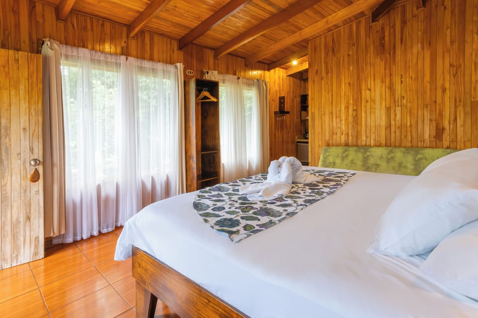 Chalet Deluxe - King Bed | Free WiFi, bed sheets