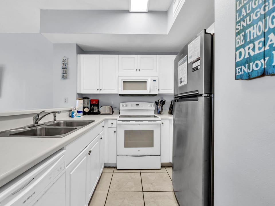 Condo, Multiple Beds (Celadon 203) | Private kitchen | Oven, toaster