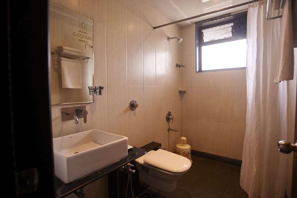Executive Double Room, 1 Double Bed | Bathroom | Shower, free toiletries, towels