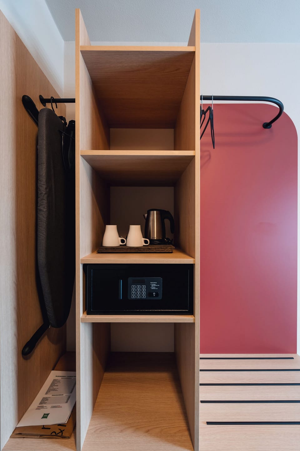 Hypo-allergenic bedding, in-room safe, iron/ironing board, free WiFi