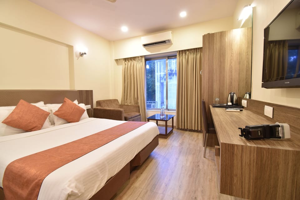 Premium Twin and King Bed Room | In-room safe, soundproofing, iron/ironing board, free WiFi