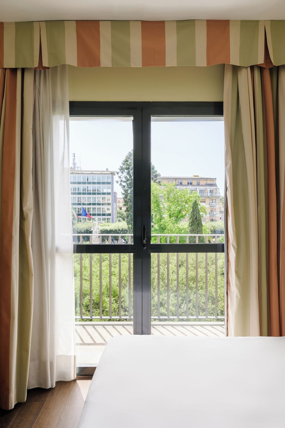 Classic Room | Minibar, in-room safe, desk, blackout drapes