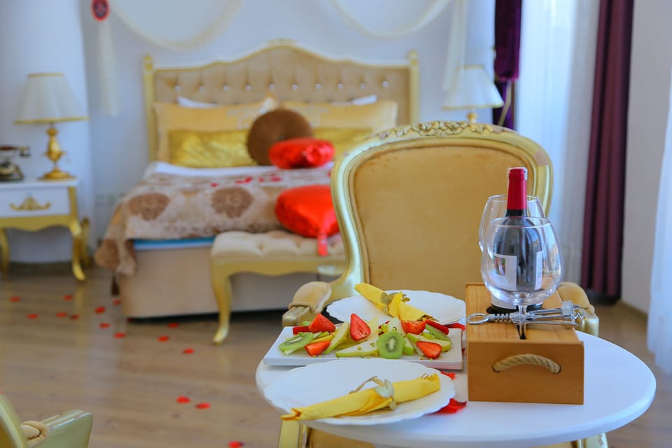 Deluxe Suite, Jetted Tub | Minibar, blackout drapes, rollaway beds (surcharge), WiFi (free)