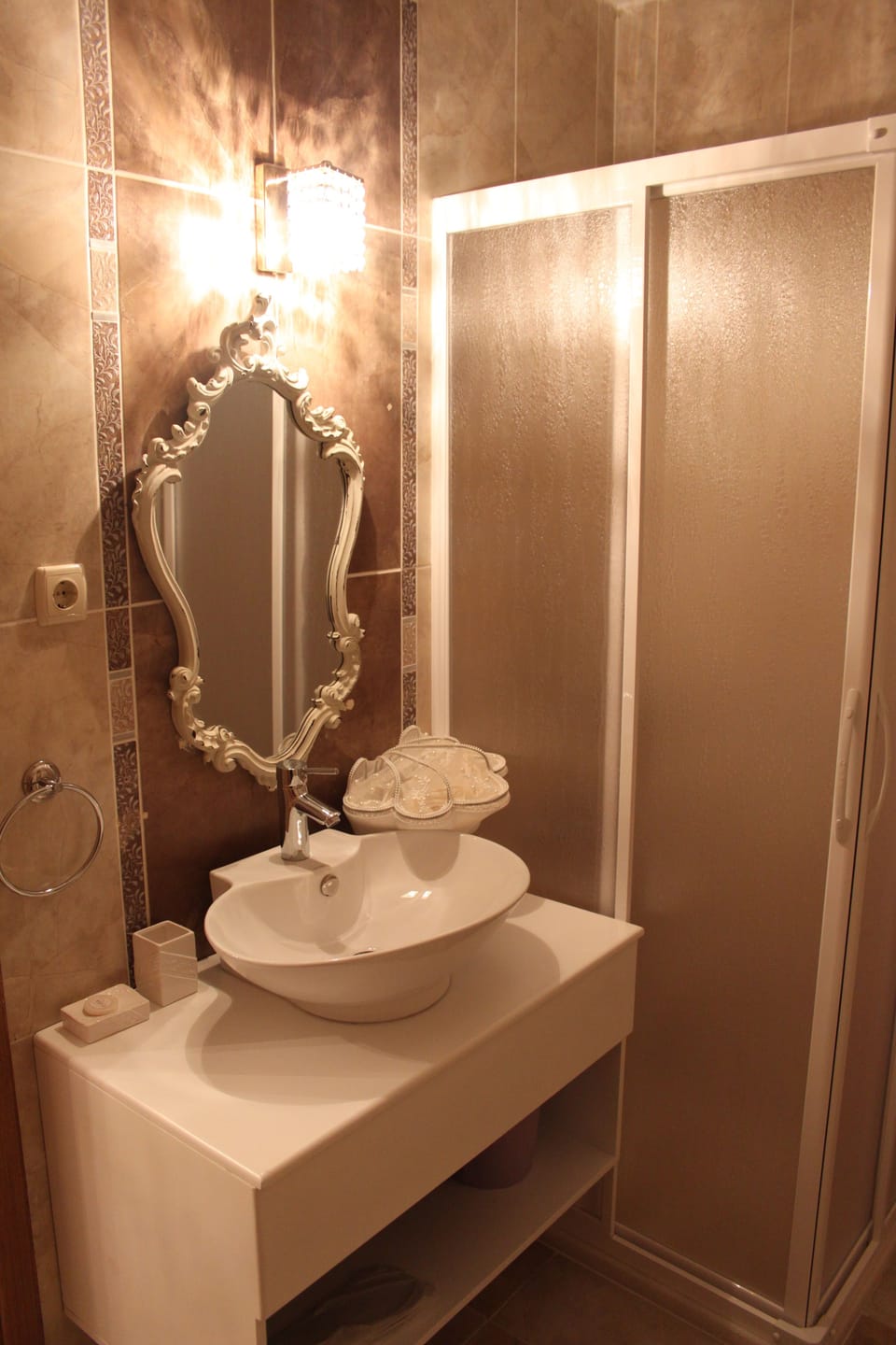 Deluxe Room | Bathroom | Free toiletries, hair dryer, slippers, towels