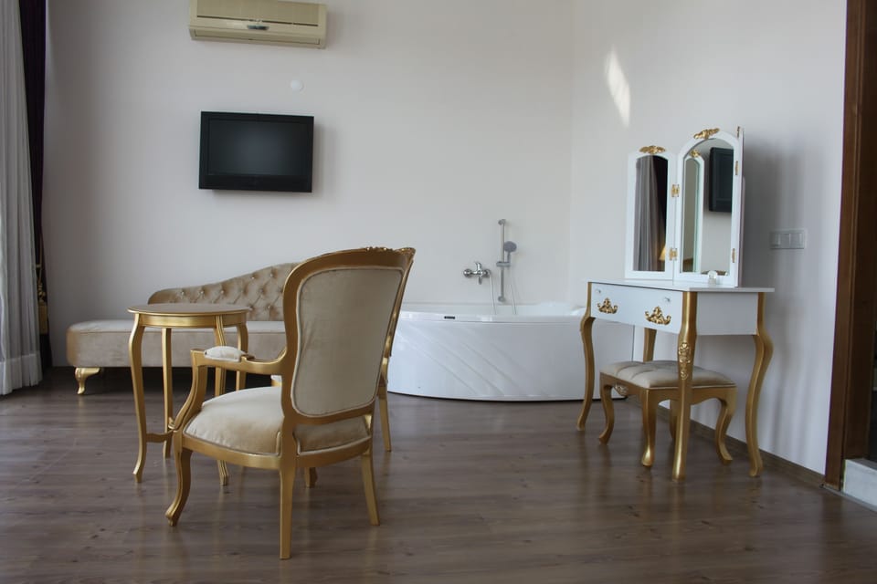 Deluxe Suite, Jetted Tub | Minibar, blackout drapes, rollaway beds (surcharge), WiFi (free)