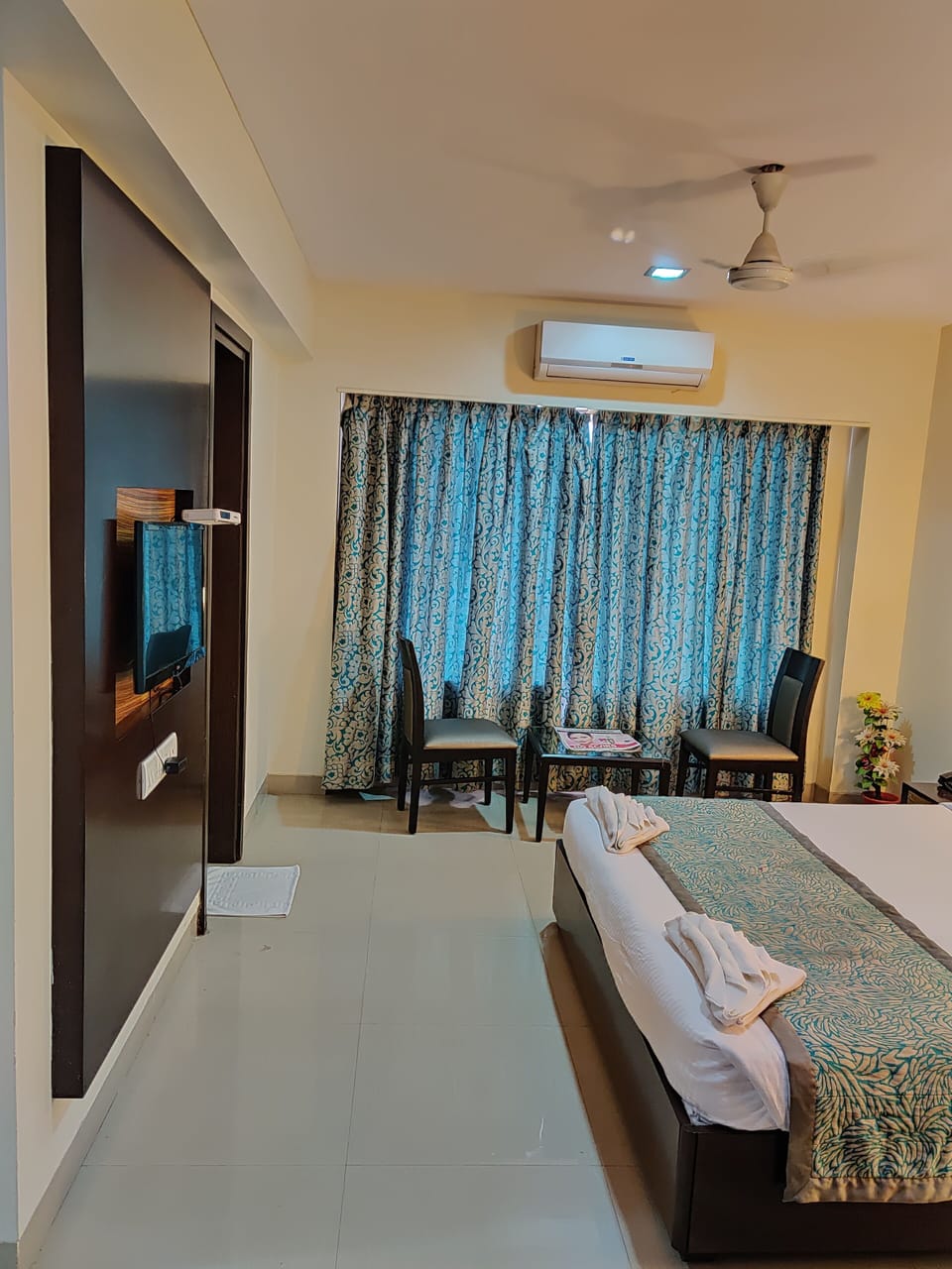 Superior Room, 1 Queen Bed | 1 bedroom, rollaway beds