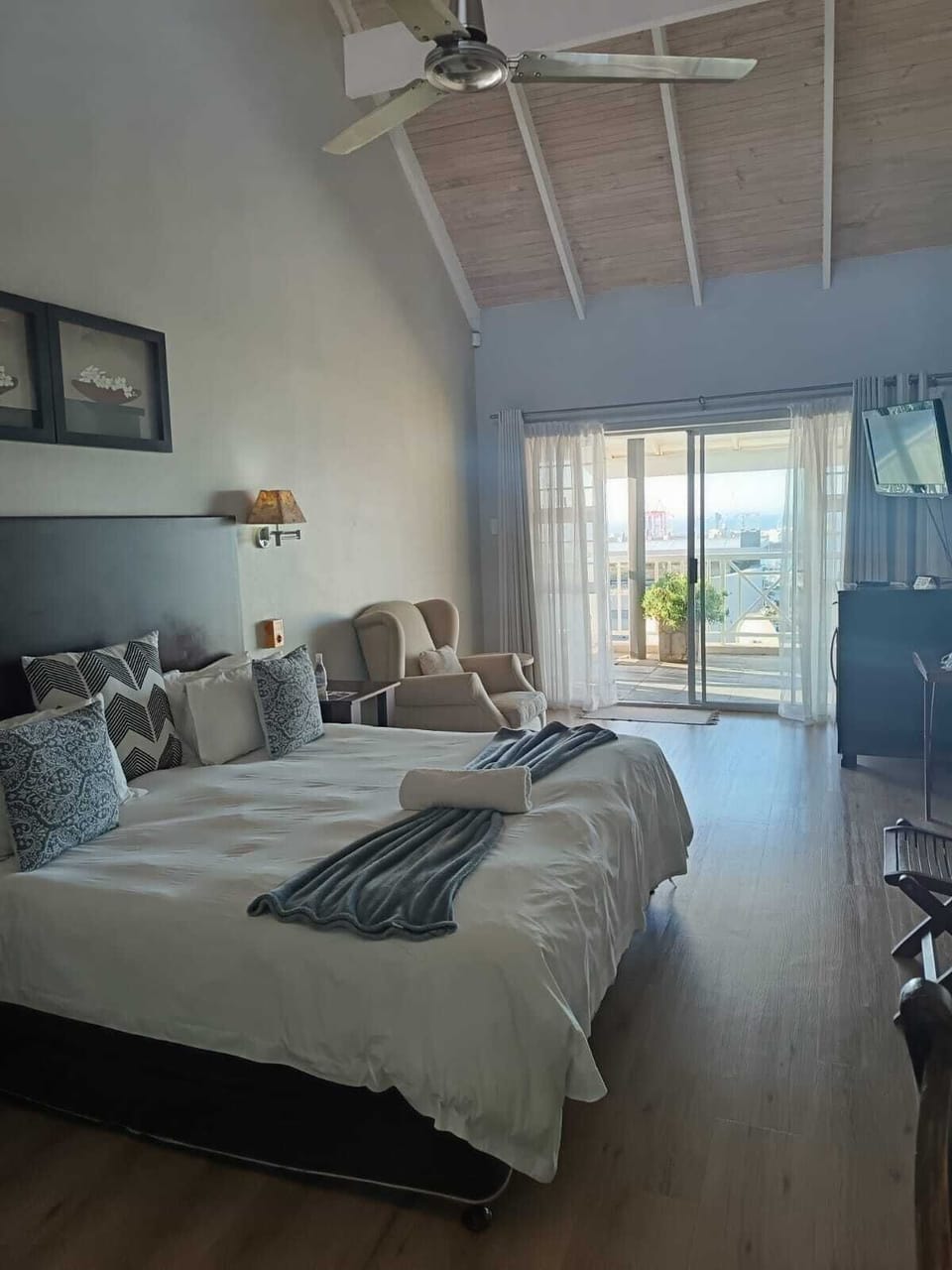Superior Double or Twin Room, Sea View | Individually decorated, individually furnished, desk, laptop workspace