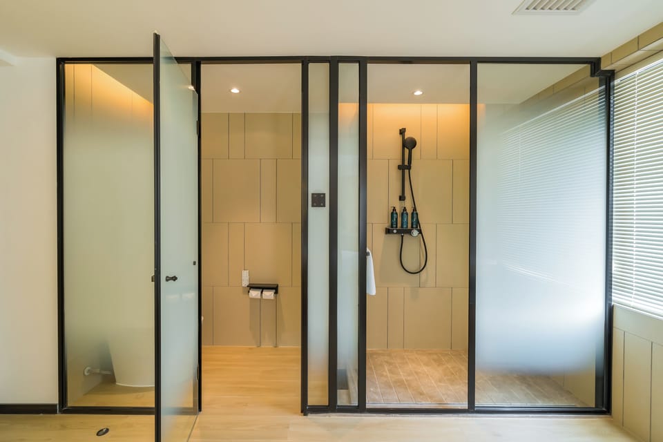 Comfort Single Room, Pets Not Allowed, City View | Bathroom | Shower, free toiletries, hair dryer, towels