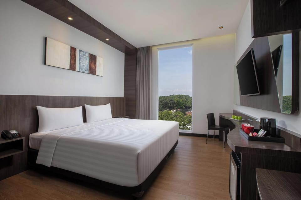 Standard City View | In-room safe, desk, laptop workspace, blackout drapes