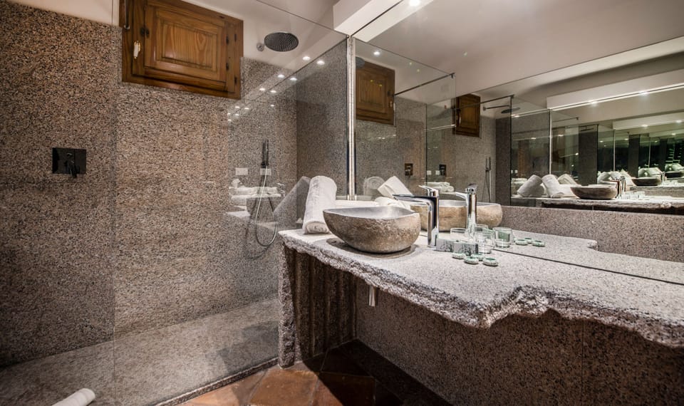 Shower, rainfall showerhead, free toiletries, hair dryer