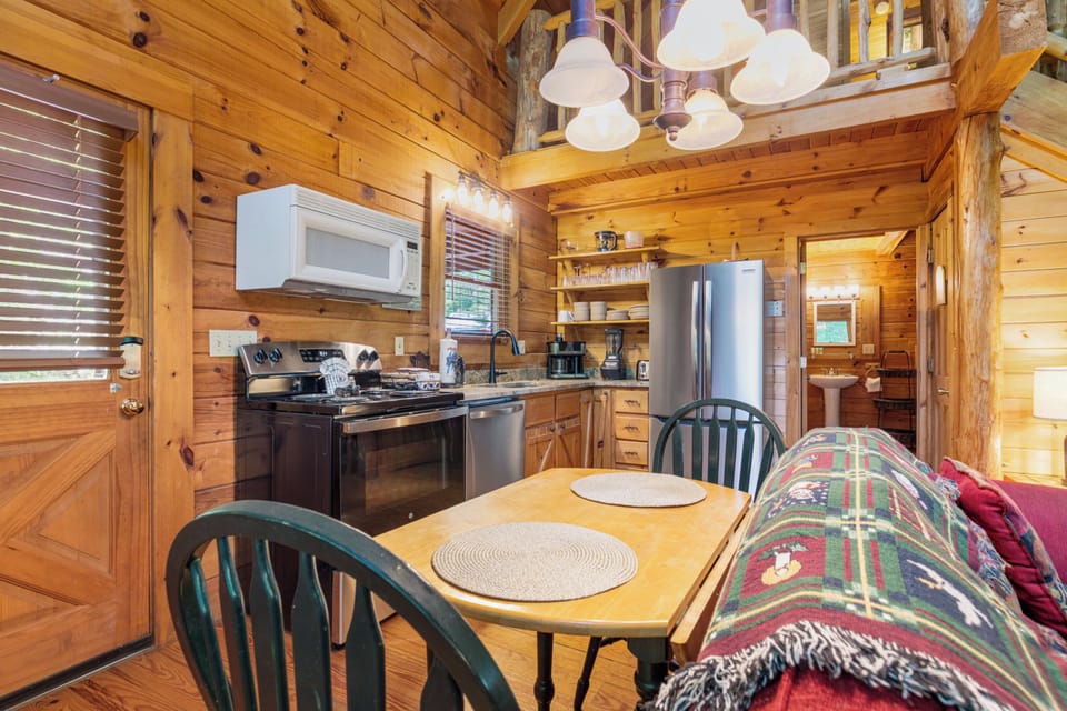 Signature Cabin, 2 Bedrooms, Hot Tub, Mountain View | In-room dining