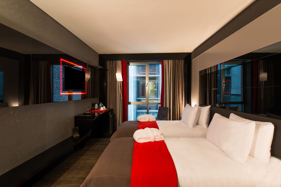 Standard Room | Premium bedding, minibar, in-room safe, laptop workspace