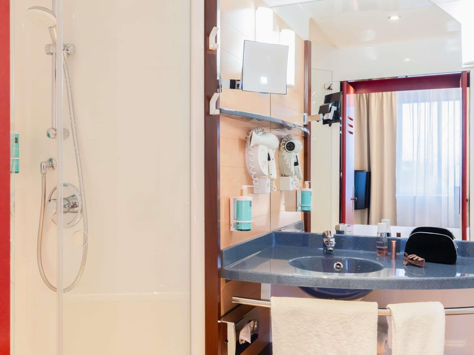 1 bedroom, premium bedding, minibar, in-room safe