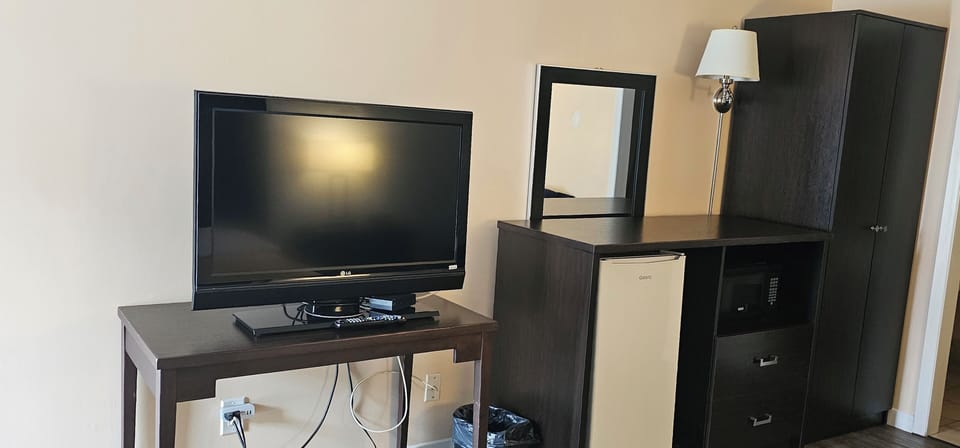 Room, 1 Queen Bed | In-room dining