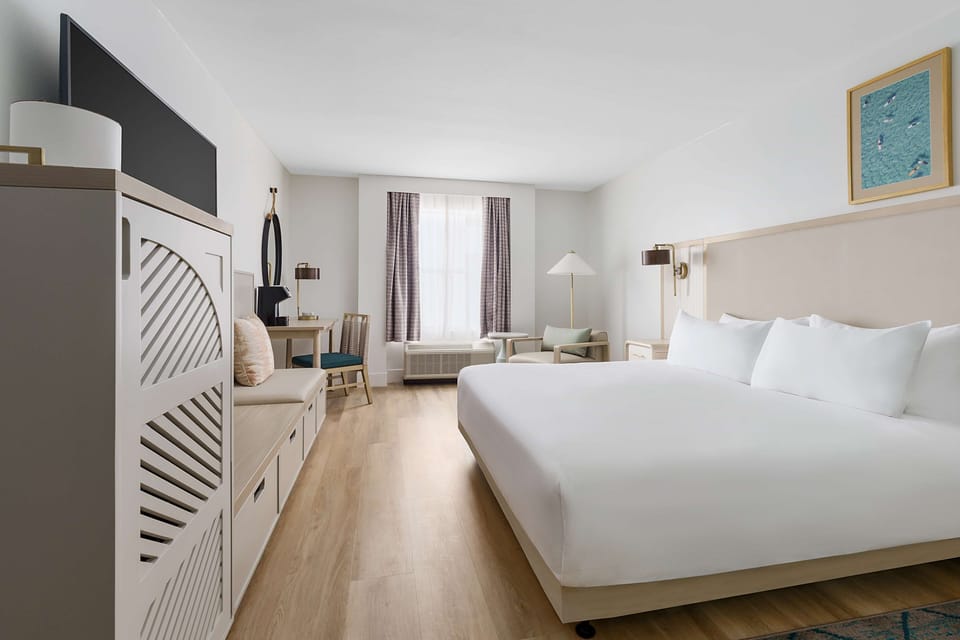 Room, 1 King Bed, Accessible (Mobility, Hearing, Roll-In Shower) | Hypo-allergenic bedding, in-room safe, desk, laptop workspace