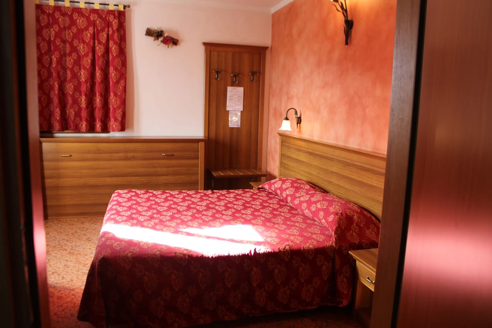 Triple Room | Desk, free WiFi